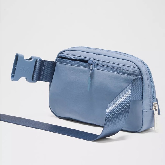 Lululemon Everywhere Belt Bag 1L- Washed Denim - Picture 4 of 6